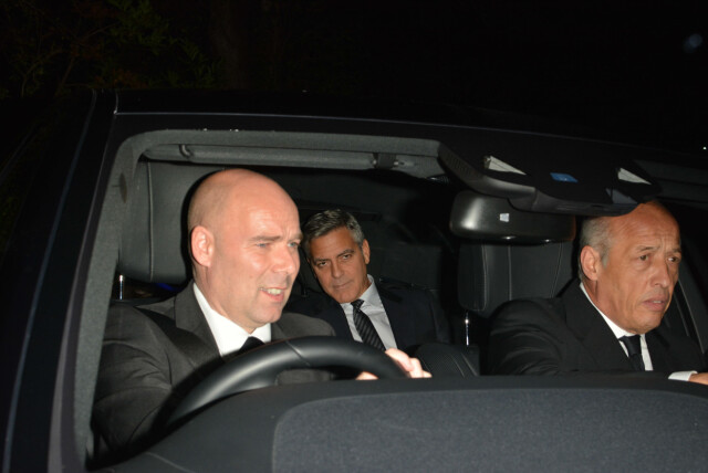 LADET OPP: George Clooney så temmelig avslappet ut da han og Amal ble fraktet til det store familieselskapet. Foto: Stella Pictures LADET OPP: George Clooney så temmelig avslappet ut da han og Amal ble fraktet til det store familieselskapet. Foto: Stella Pictures